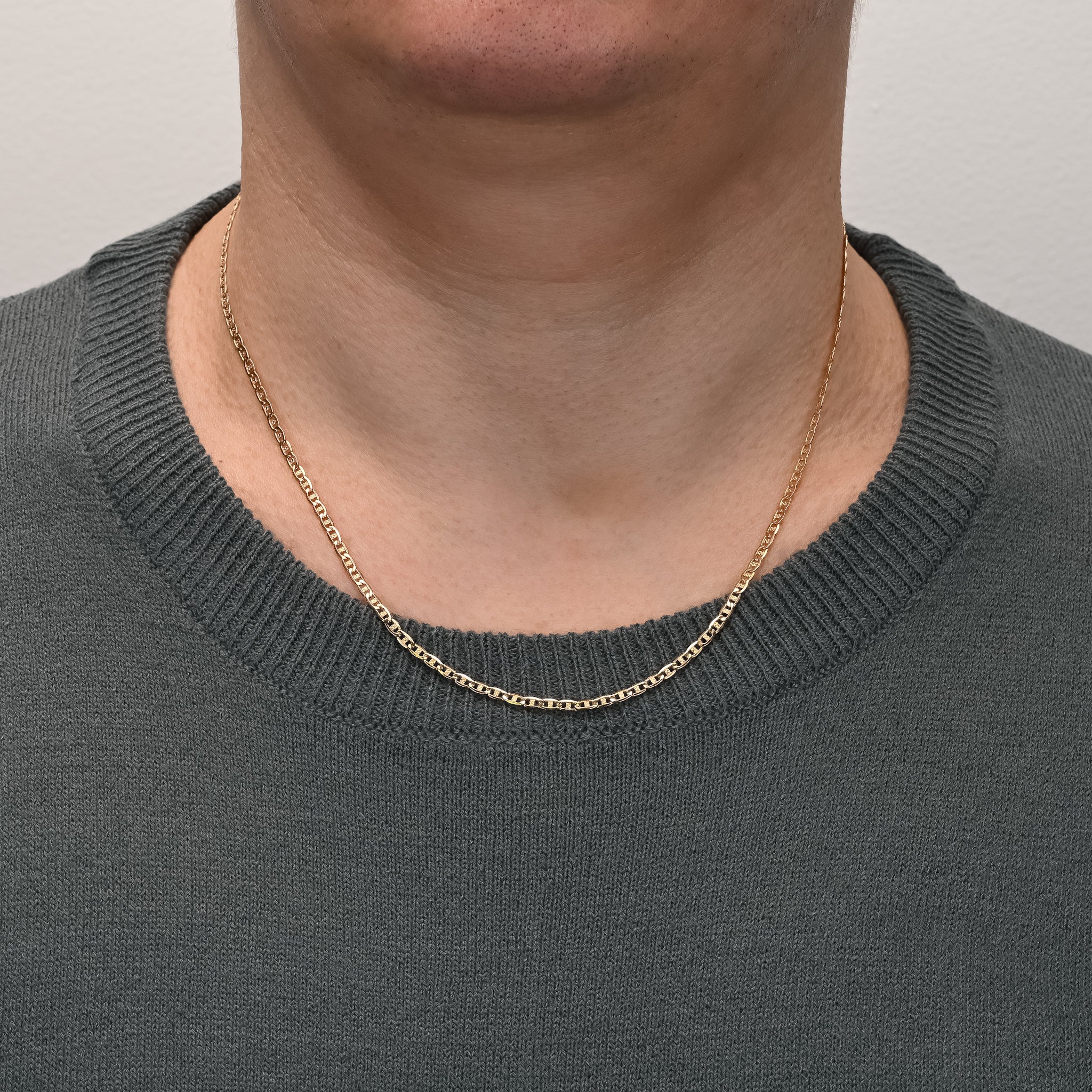 Side view of Gold marine chain