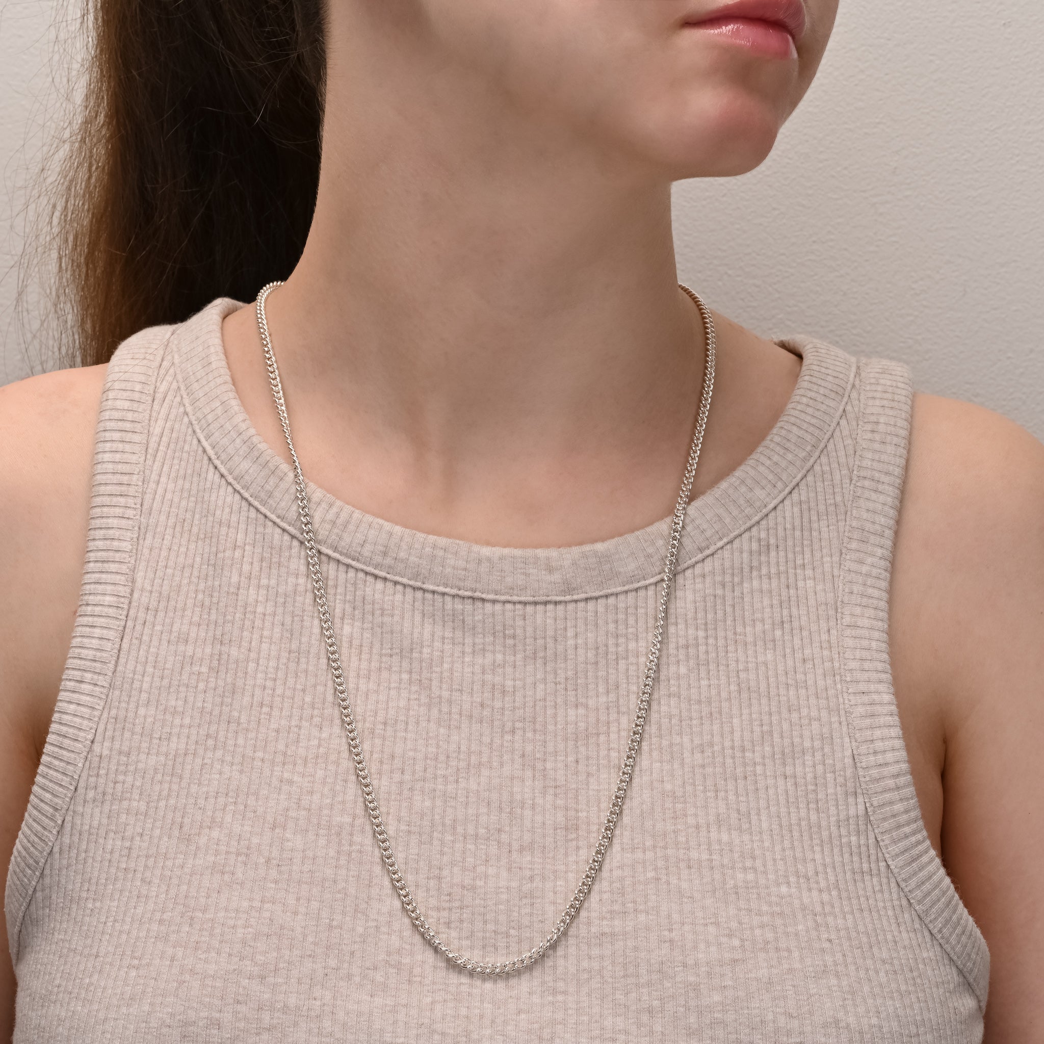 Side view of Close curb silver chain 3.5mm