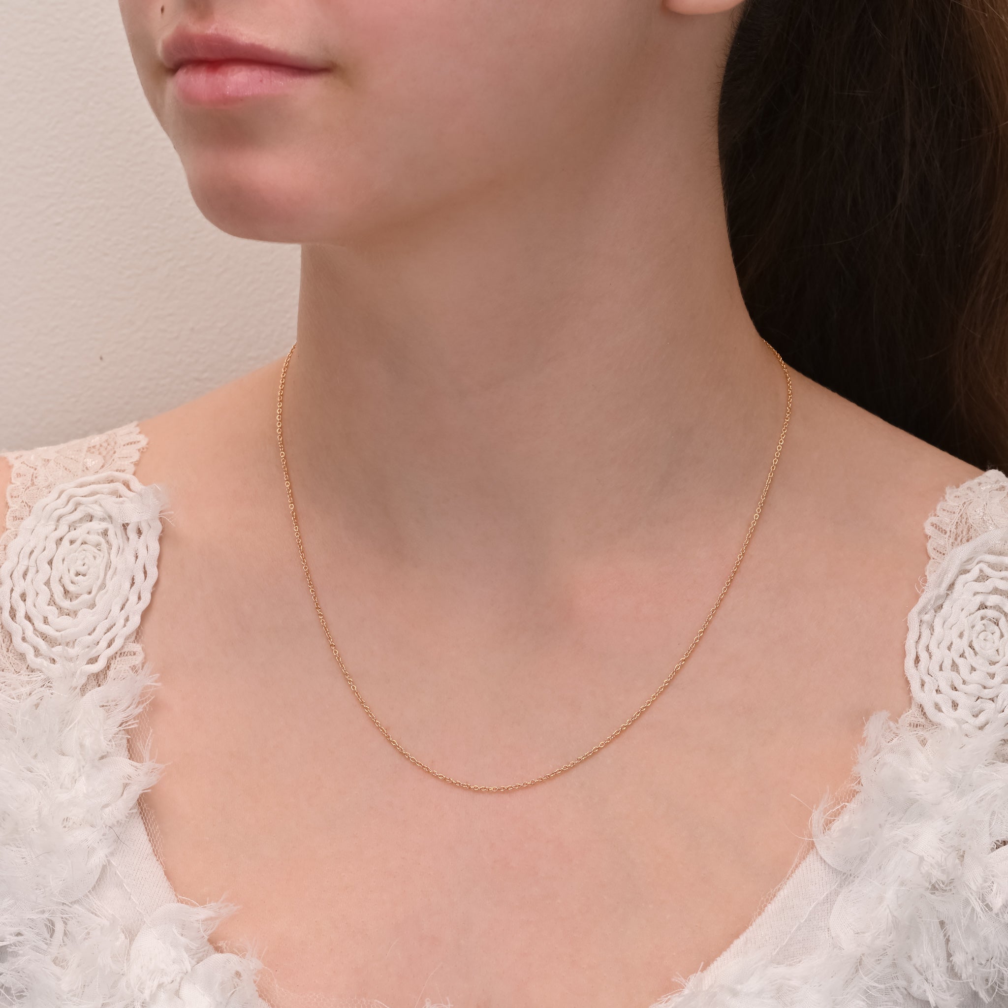 Side view of Gold cable chain 0.7