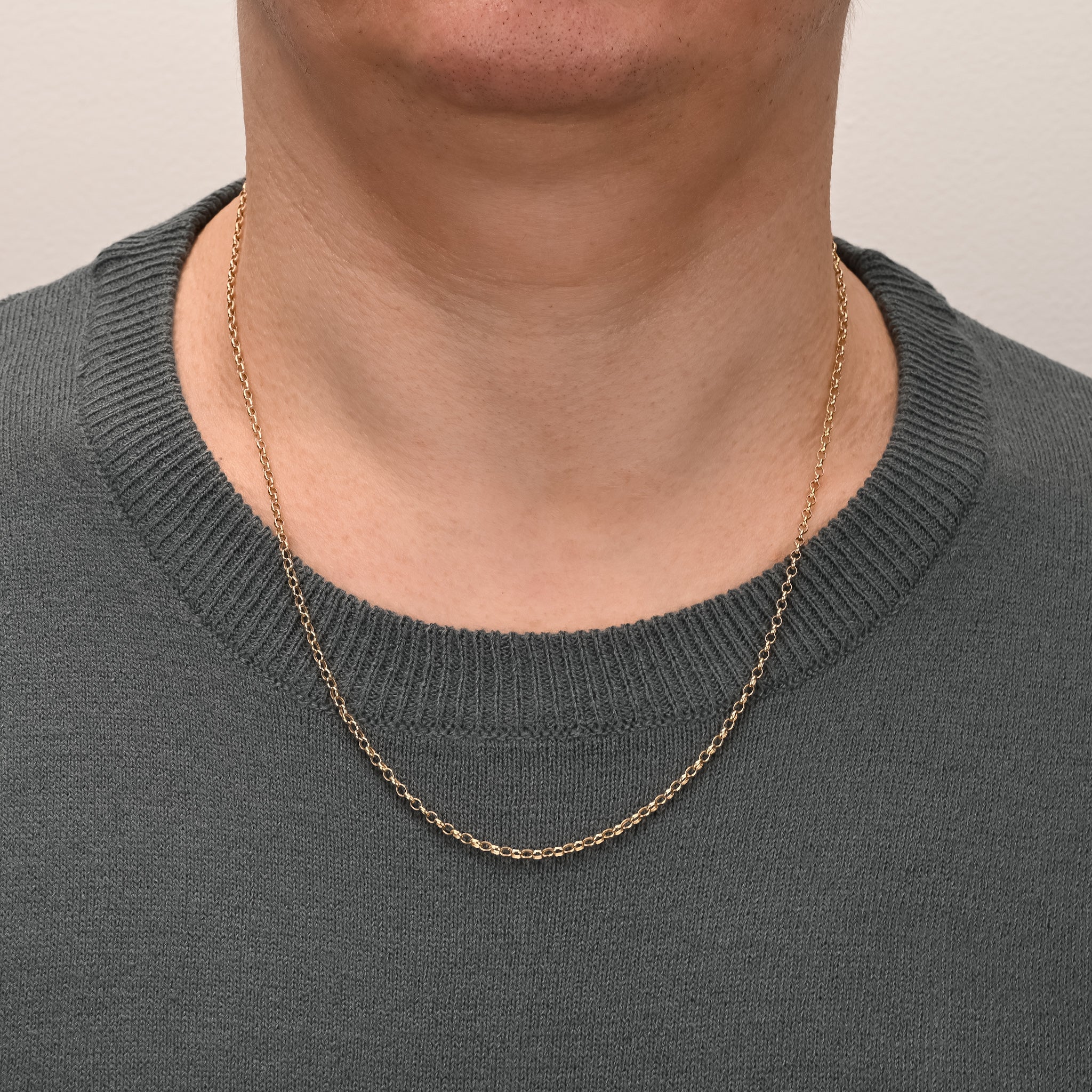 Close-up detail of Gold rolo (belcher) chain 2.35mm