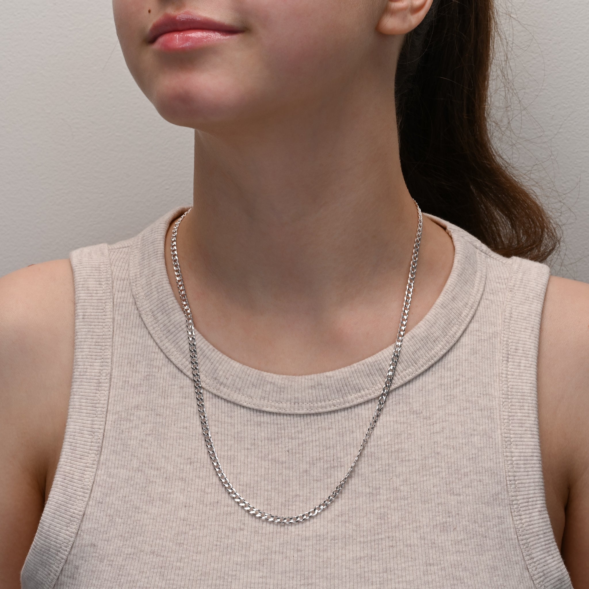 Side view of Curb silver chain 3.7mm